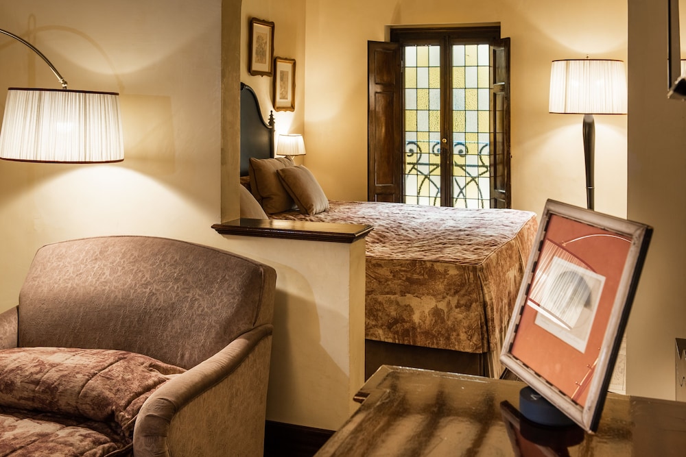 Grand Hotel Baglioni — Hotel rooms in Florence, Tuscany