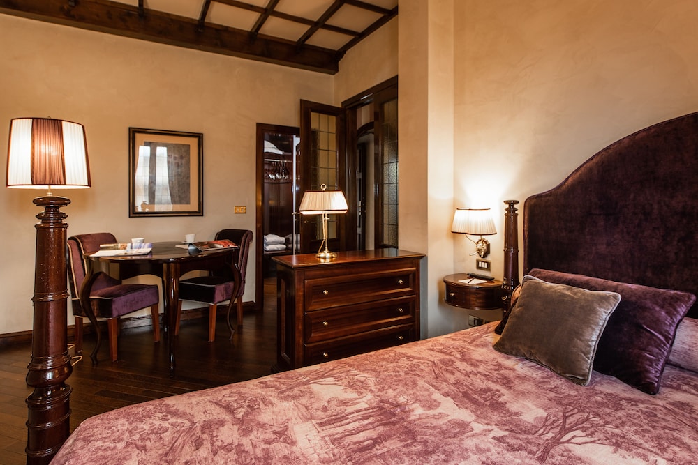 Grand Hotel Baglioni — Hotel rooms in Florence, Tuscany