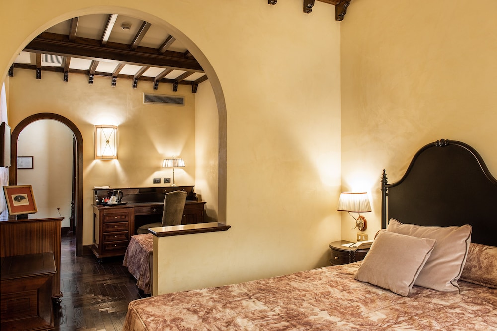 Grand Hotel Baglioni — Hotel rooms in Florence, Tuscany