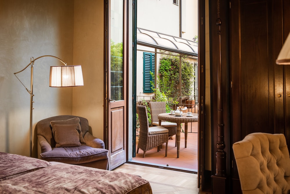 Grand Hotel Baglioni — Hotel rooms in Florence, Tuscany