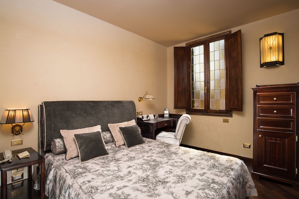 Grand Hotel Baglioni — Hotel rooms in Florence, Tuscany
