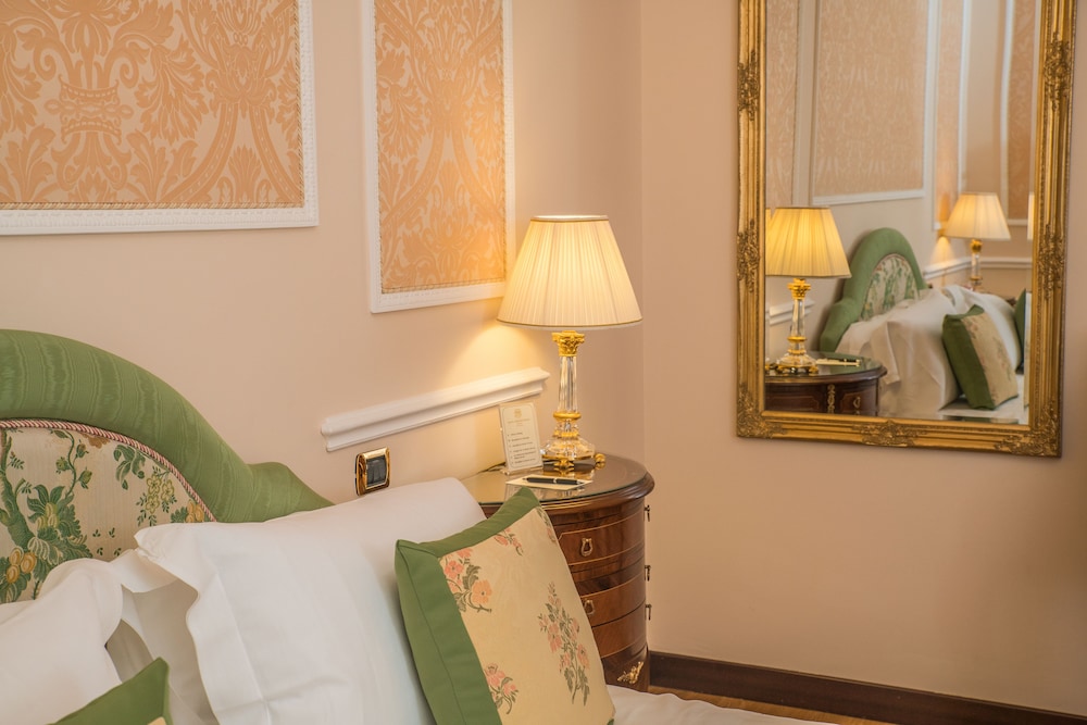 Bernini Palace — Hotel rooms in Florence, Tuscany