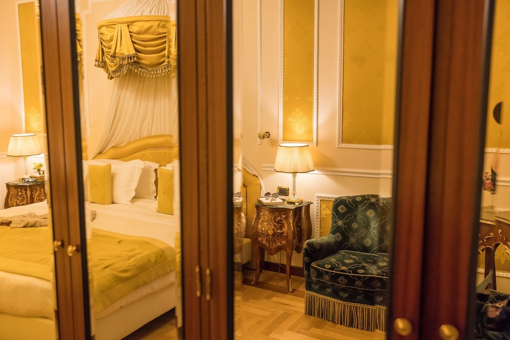 Bernini Palace — Hotel rooms in Florence, Tuscany