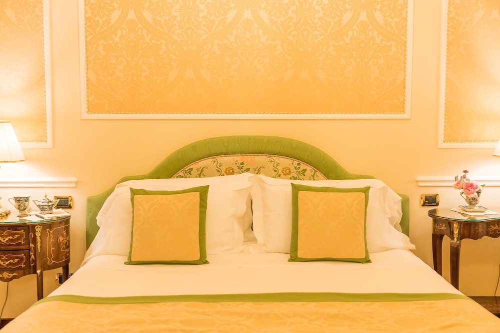 Bernini Palace — Hotel rooms in Florence, Tuscany