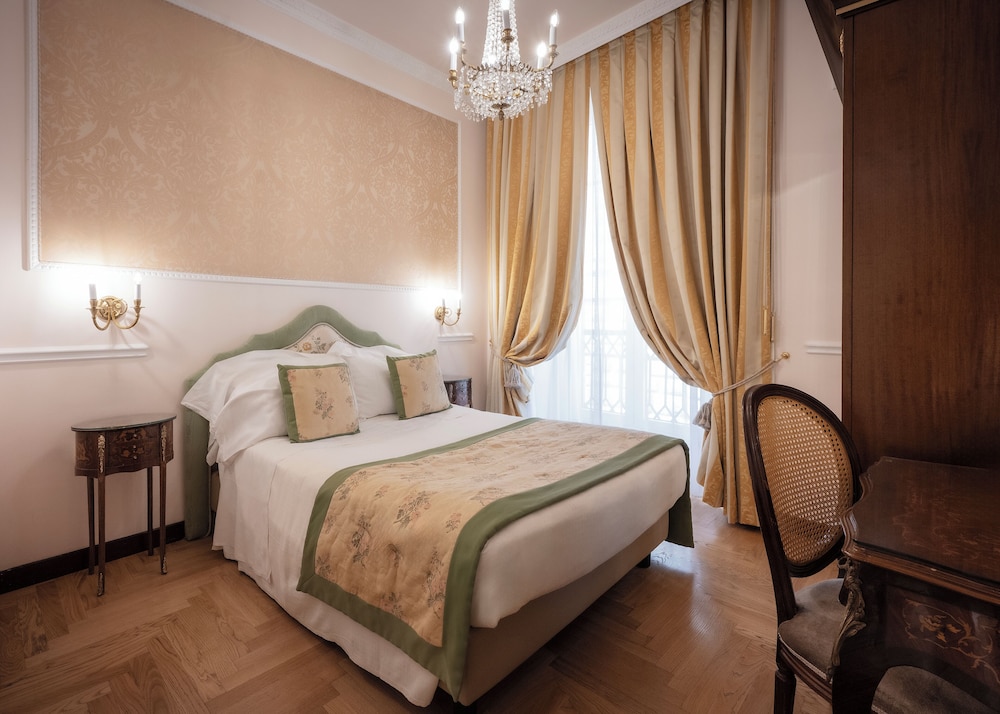 Bernini Palace — Hotel rooms in Florence, Tuscany
