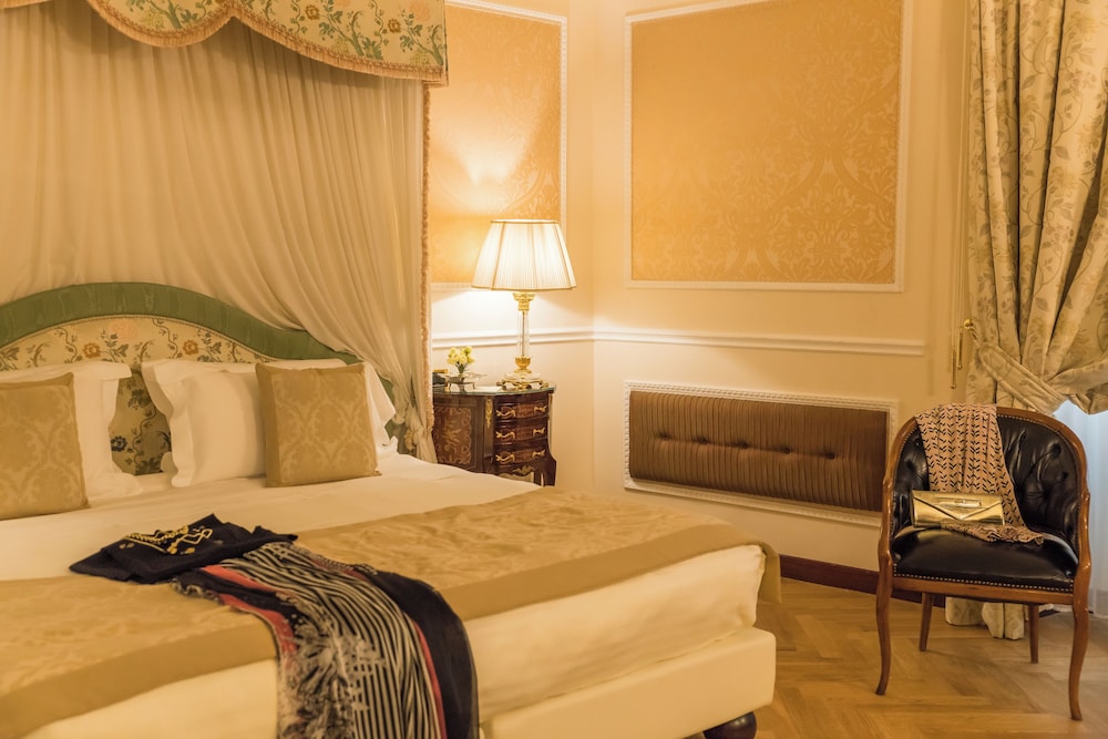 Bernini Palace — Hotel rooms in Florence, Tuscany