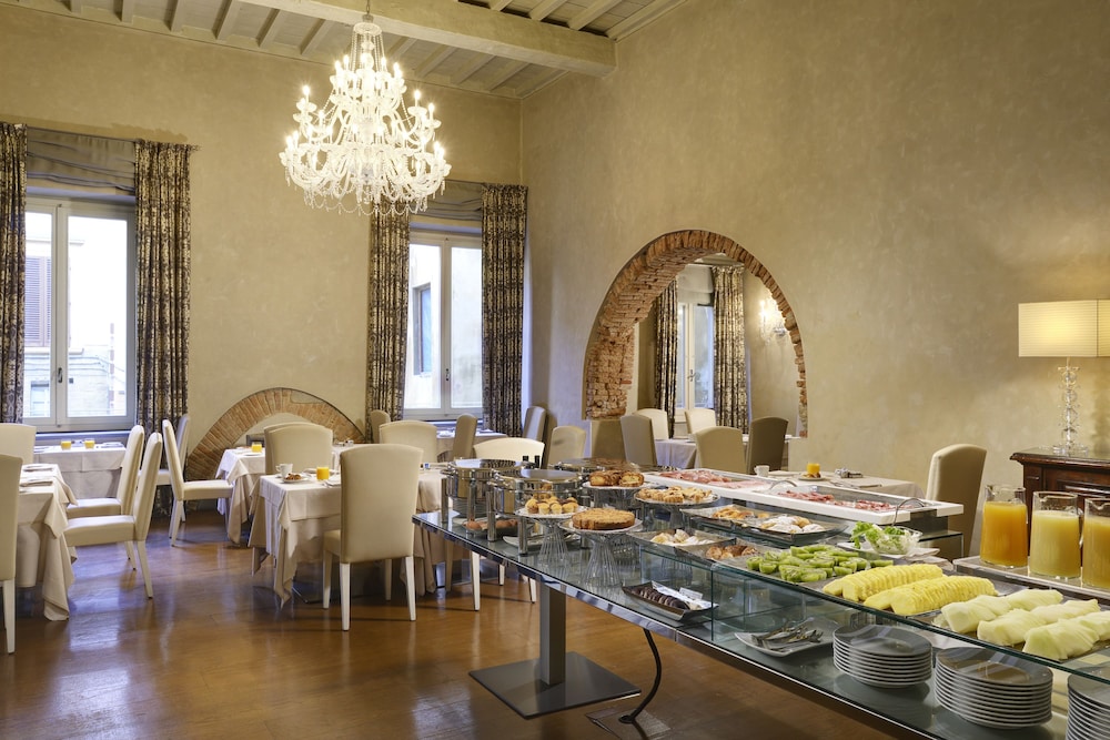 Brunelleschi Hotel — Restaurant & bars in Florence, Tuscany