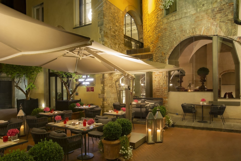 Brunelleschi Hotel — Restaurant & bars in Florence, Tuscany