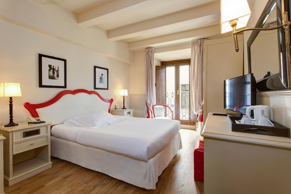 Grand Hotel Cavour — Hotel rooms in Florence, Tuscany