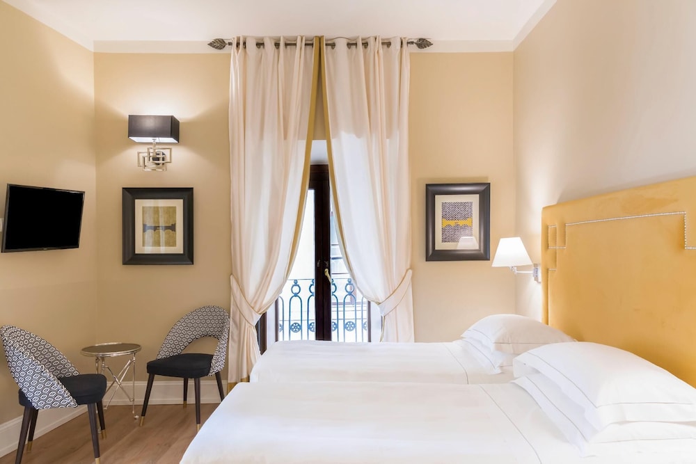 Grand Hotel Cavour — Hotel rooms in Florence, Tuscany