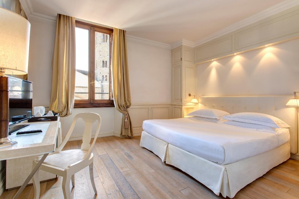 Grand Hotel Cavour — Hotel rooms in Florence, Tuscany