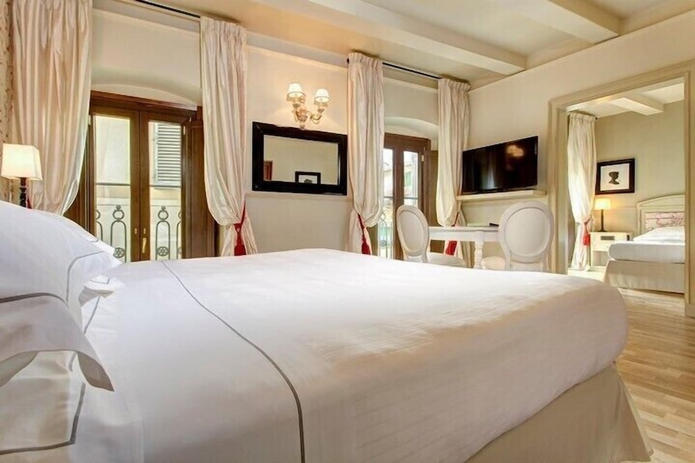 Grand Hotel Cavour — Hotel rooms in Florence, Tuscany