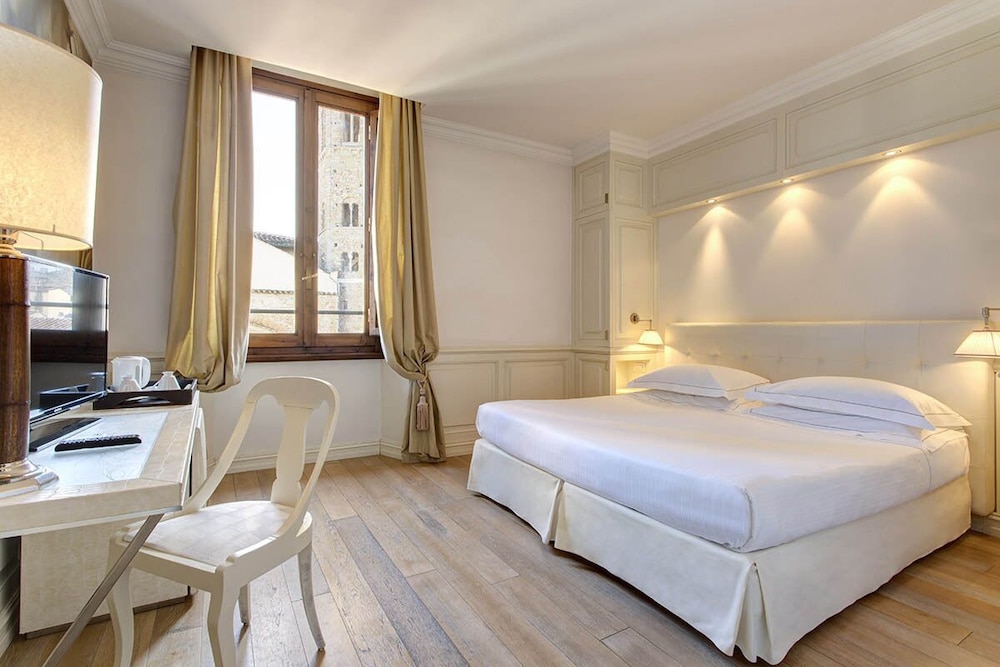 Grand Hotel Cavour — Hotel rooms in Florence, Tuscany