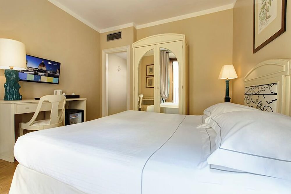 Grand Hotel Cavour — Hotel rooms in Florence, Tuscany
