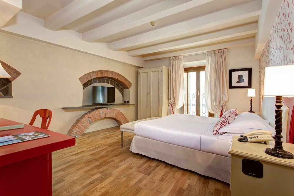Grand Hotel Cavour — Hotel rooms in Florence, Tuscany