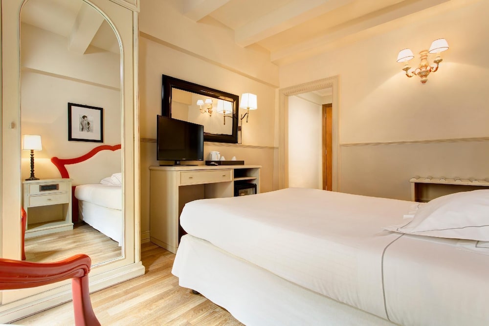 Grand Hotel Cavour — Hotel rooms in Florence, Tuscany