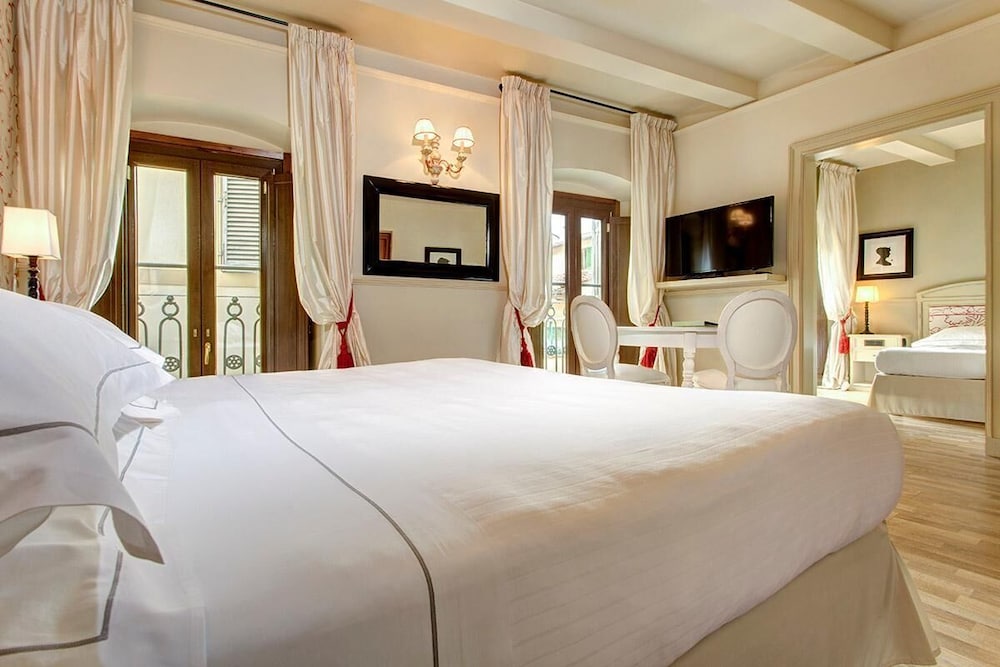 Grand Hotel Cavour — Hotel rooms in Florence, Tuscany