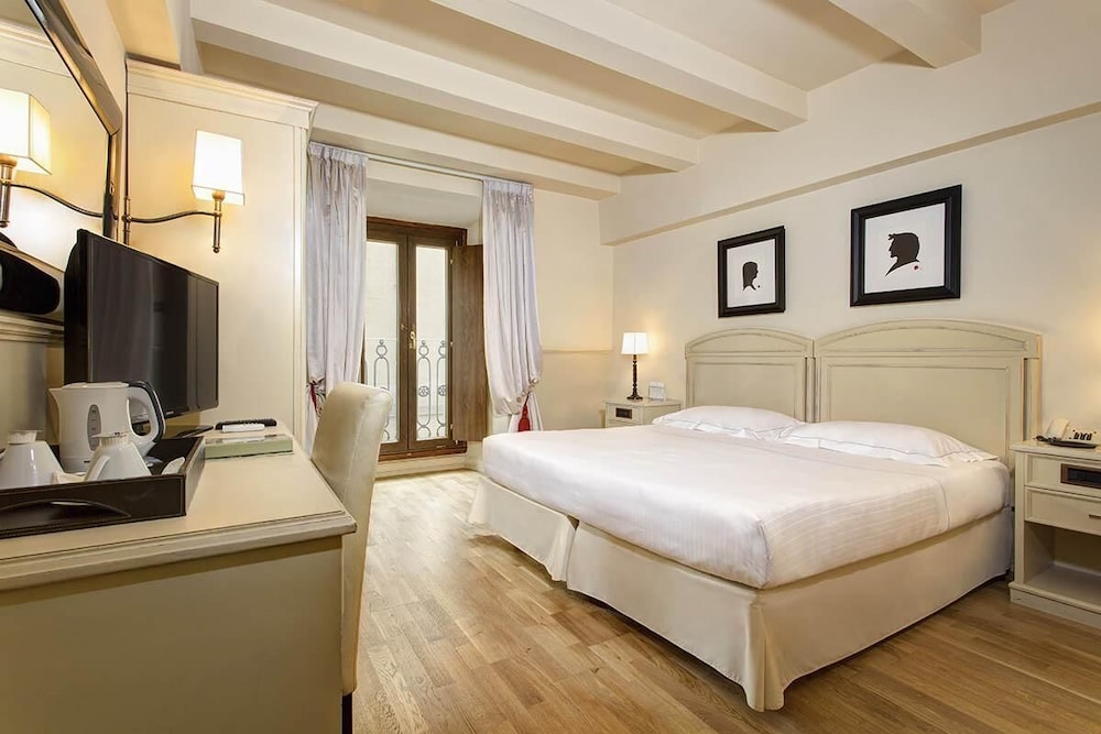 Grand Hotel Cavour — Hotel rooms in Florence, Tuscany
