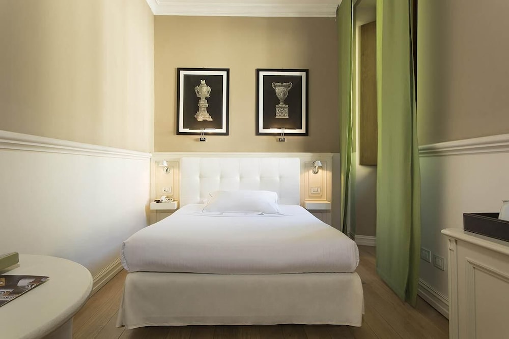 Grand Hotel Cavour — Hotel rooms in Florence, Tuscany