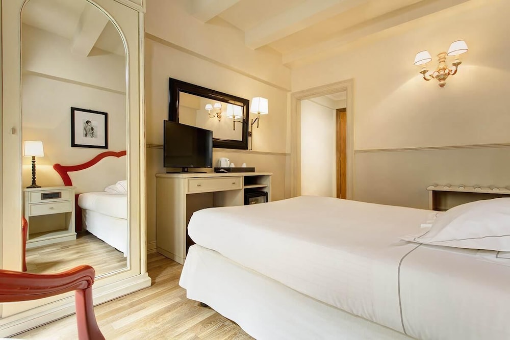 Grand Hotel Cavour — Hotel rooms in Florence, Tuscany