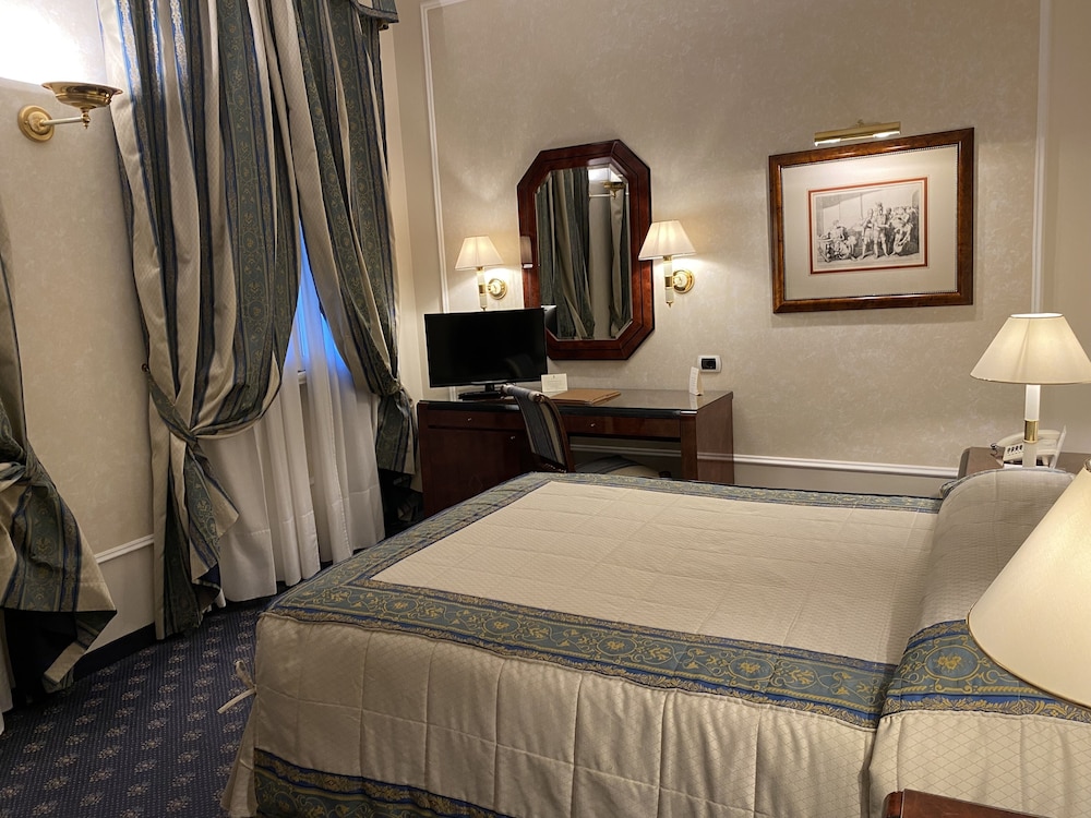 Hotel De La Ville — Hotel rooms in Florence, Tuscany