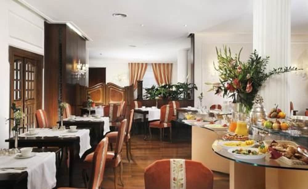 Hotel De La Ville — Restaurant & bars in Florence, Tuscany