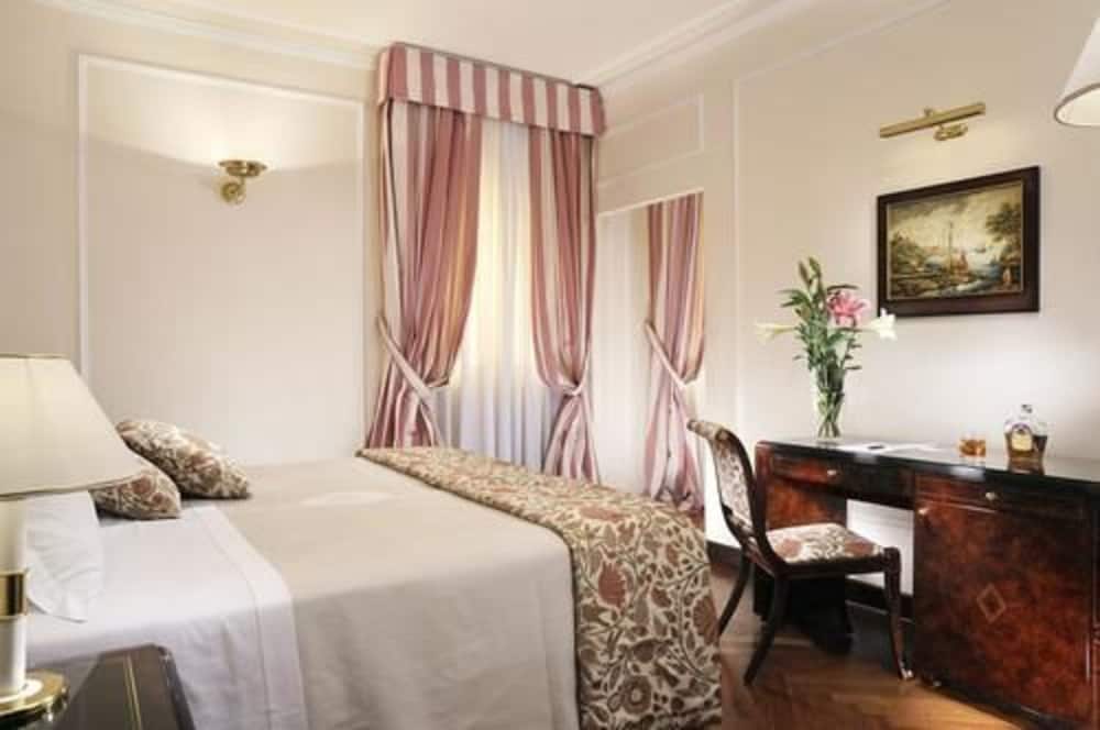 Hotel De La Ville — Hotel rooms in Florence, Tuscany