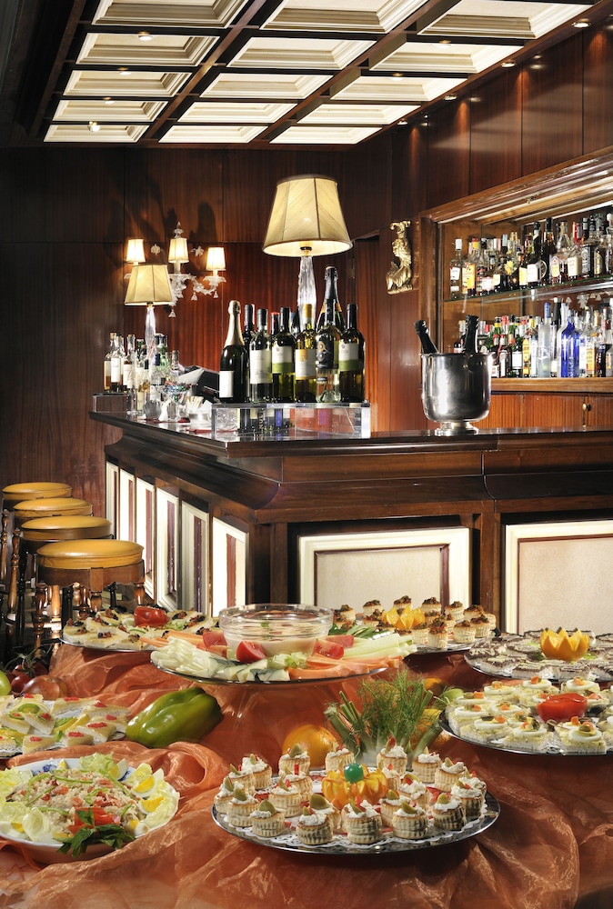 Hotel De La Ville — Restaurant & bars in Florence, Tuscany