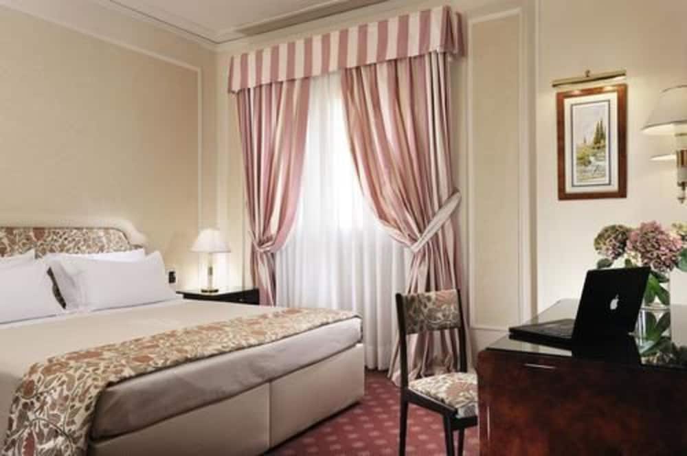 Hotel De La Ville — Hotel rooms in Florence, Tuscany