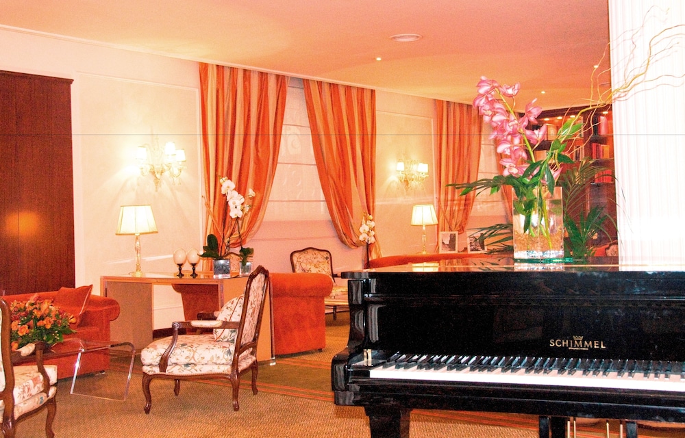 Hotel De La Ville — Hotel rooms in Florence, Tuscany