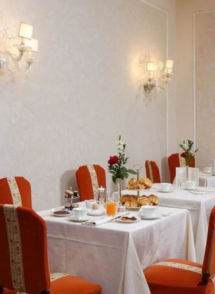 Hotel De La Ville — Restaurant & bars in Florence, Tuscany