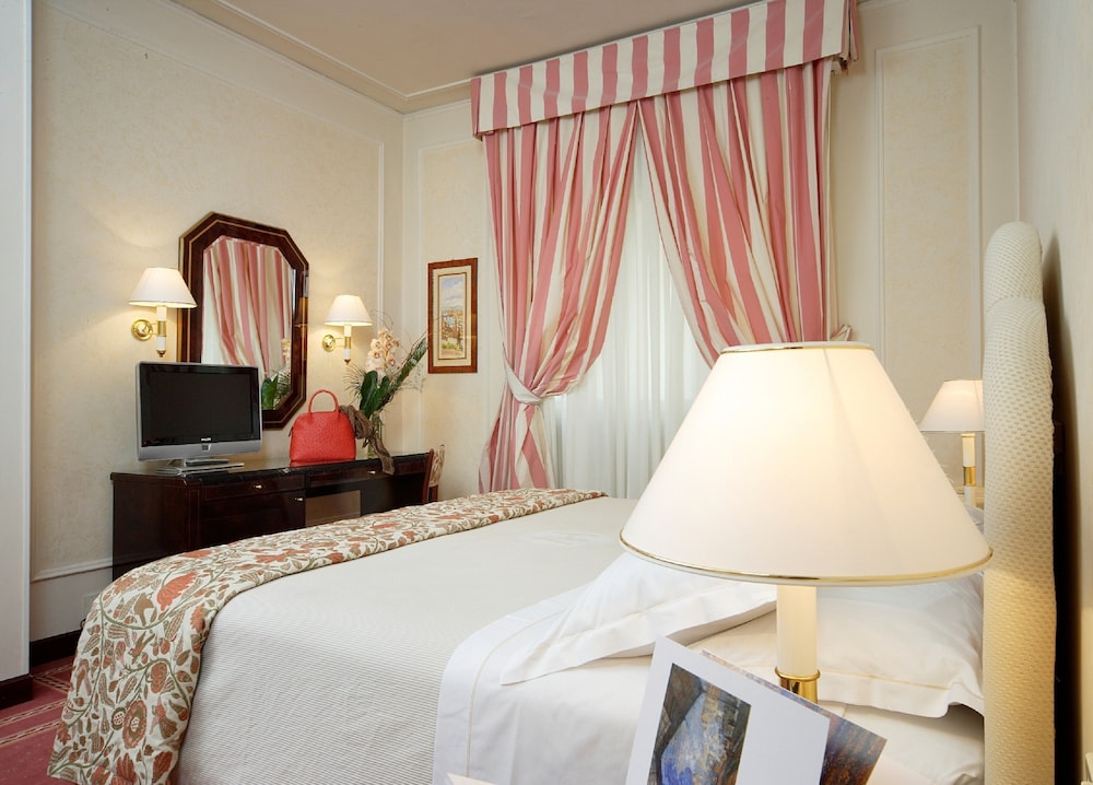 Hotel De La Ville — Hotel rooms in Florence, Tuscany