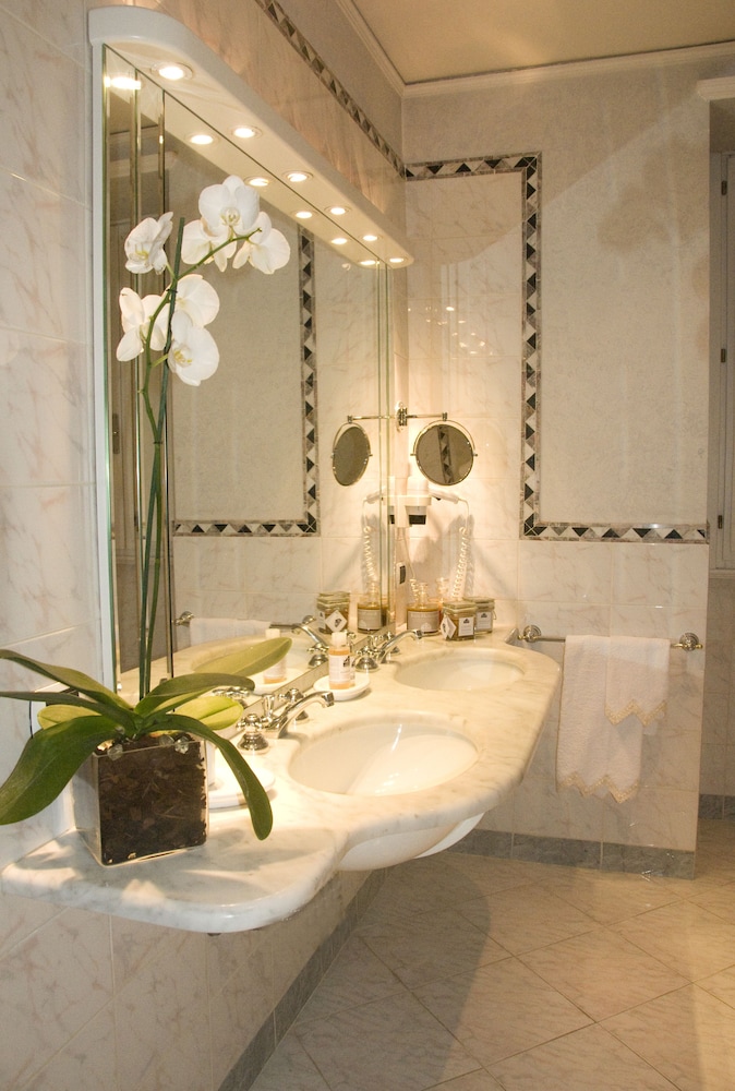 Hotel De La Ville — Hotel rooms in Florence, Tuscany