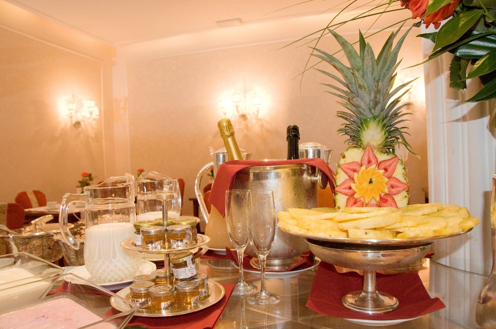 Hotel De La Ville — Restaurant & bars in Florence, Tuscany