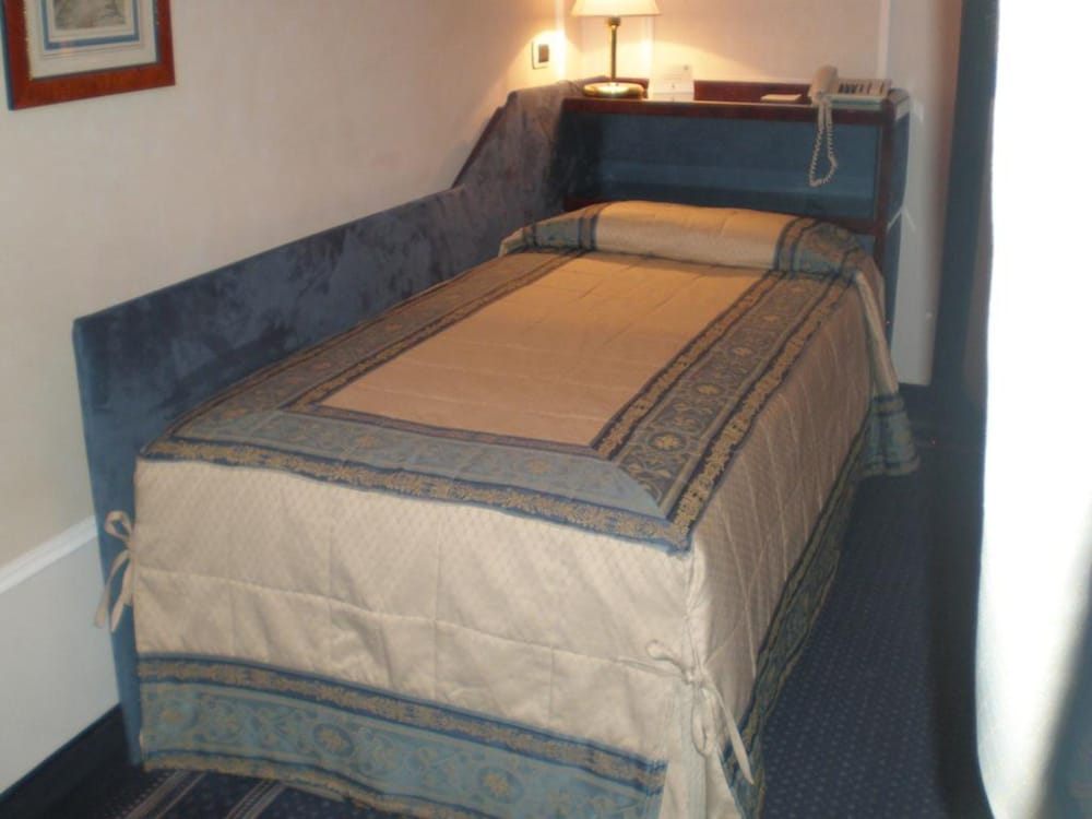 Hotel De La Ville — Hotel rooms in Florence, Tuscany