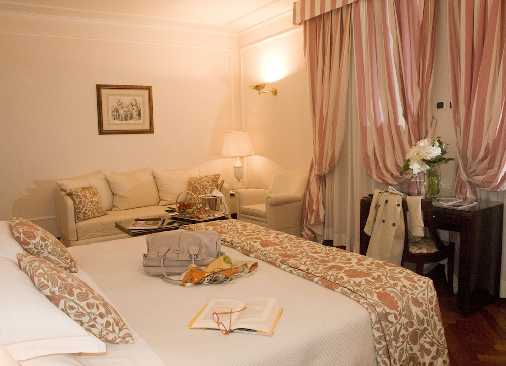 Hotel De La Ville — Hotel rooms in Florence, Tuscany