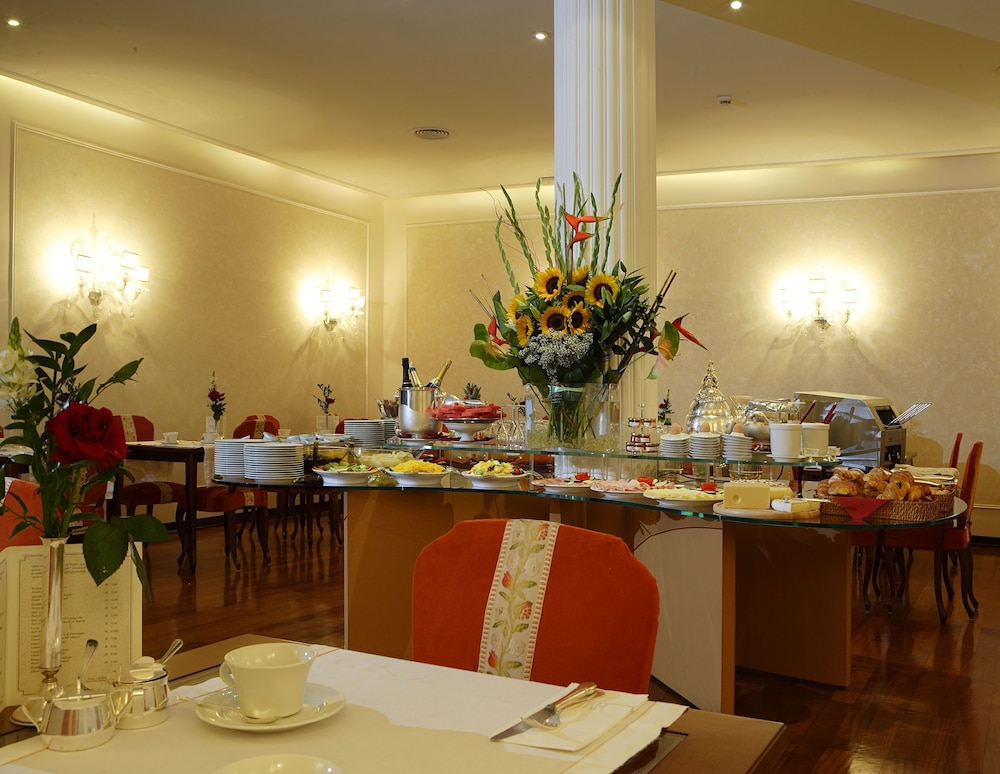 Hotel De La Ville — Restaurant & bars in Florence, Tuscany