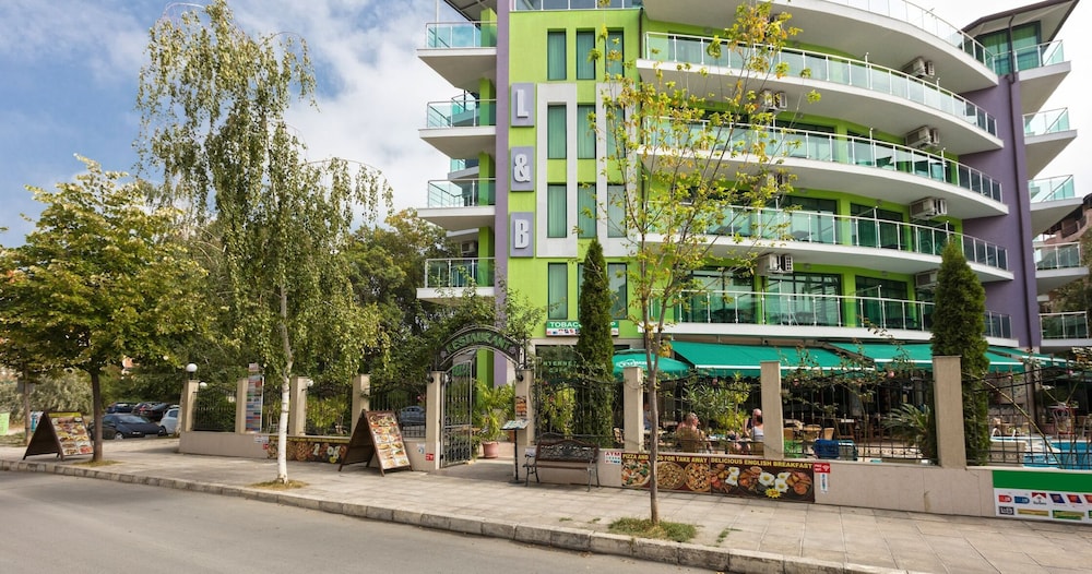 Hotel L&B - Free parking — Hotel building in Sunny Beach, Burgas Region