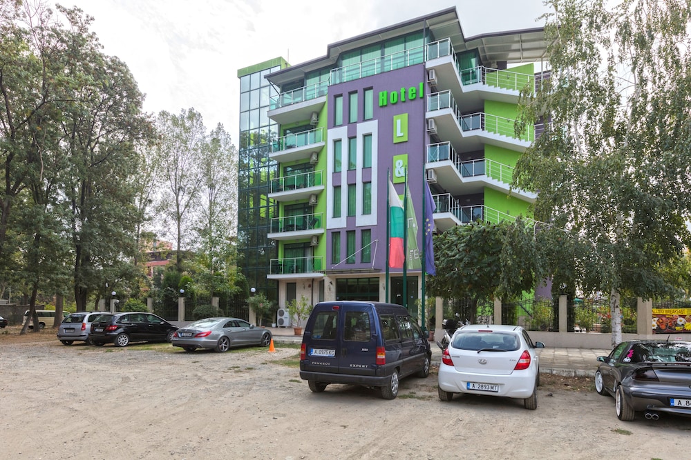 Hotel L&B - Free parking — Hotel building in Sunny Beach, Burgas Region