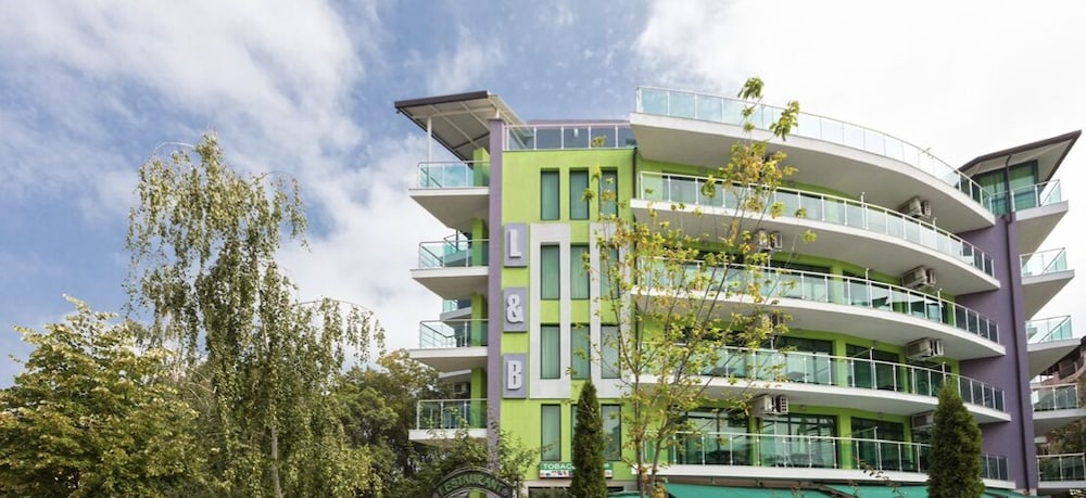 Hotel L&B - Free parking — Hotel building in Sunny Beach, Burgas Region