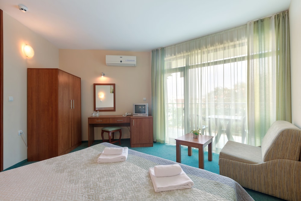 Hotel L&B - Free parking — Hotel rooms in Sunny Beach, Burgas Region