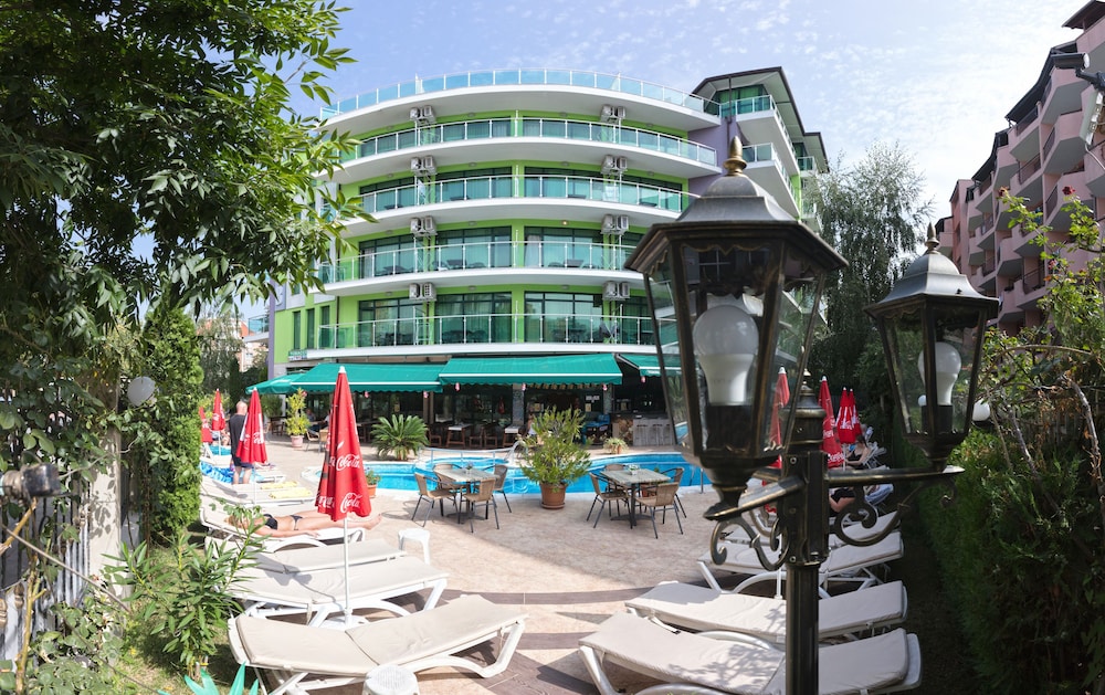 Hotel L&B - Free parking — Hotel building in Sunny Beach, Burgas Region