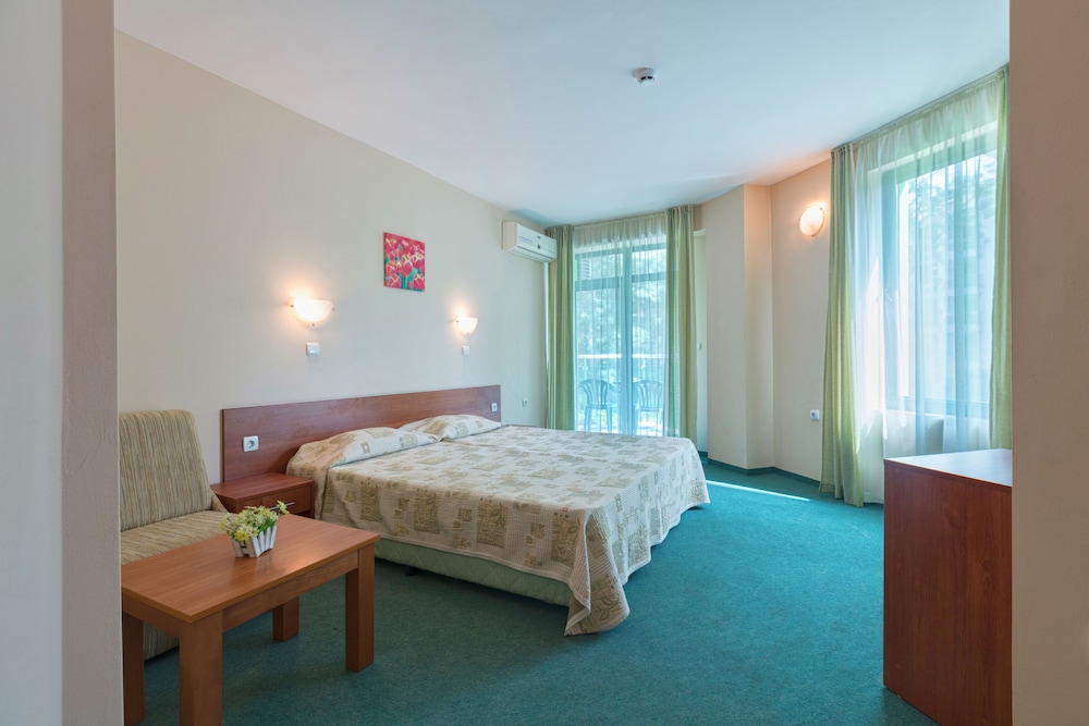 Hotel L&B - Free parking — Hotel rooms in Sunny Beach, Burgas Region