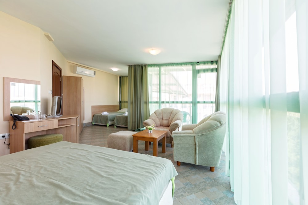 Hotel L&B - Free parking — Hotel rooms in Sunny Beach, Burgas Region