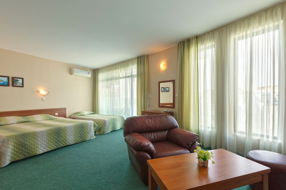 Hotel L&B - Free parking — Hotel rooms in Sunny Beach, Burgas Region
