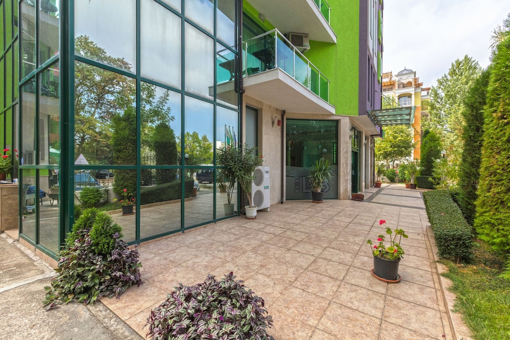 Hotel L&B - Free parking — Hotel building in Sunny Beach, Burgas Region