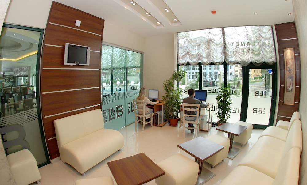 Hotel L&B - Free parking — Hotel building in Sunny Beach, Burgas Region