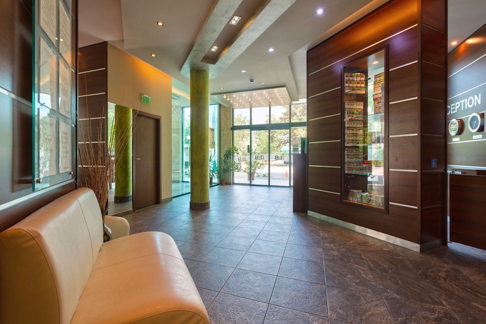 Hotel L&B - Free parking — Hotel building in Sunny Beach, Burgas Region