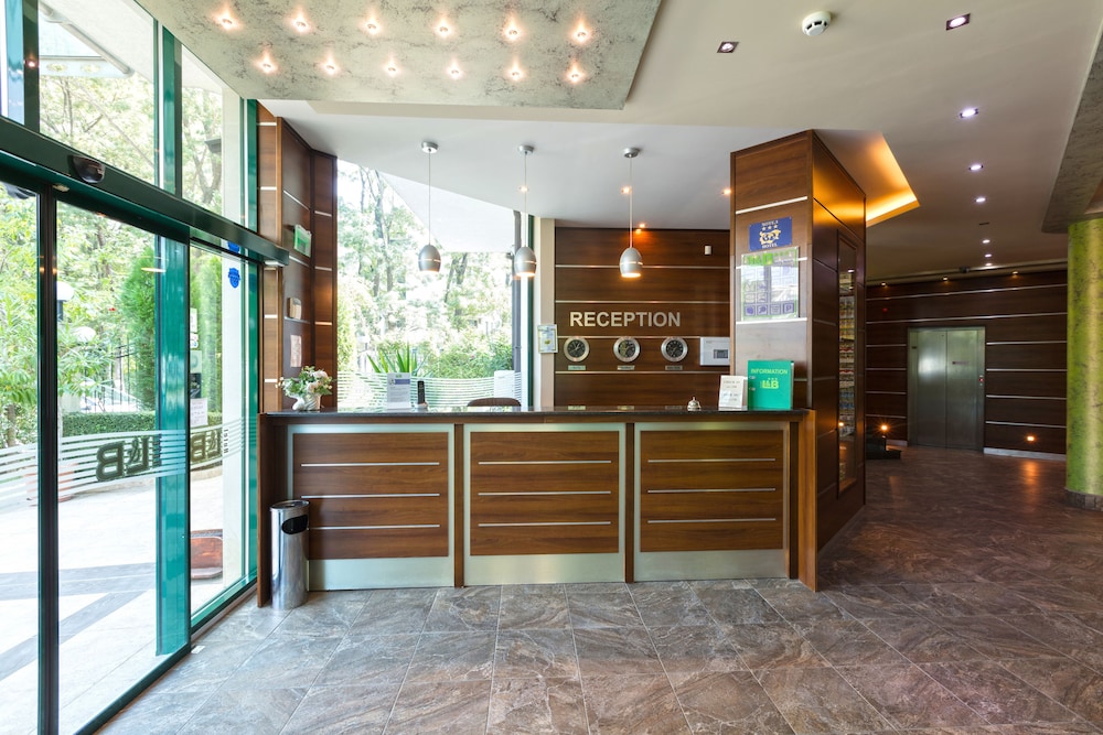 Hotel L&B - Free parking — Hotel building in Sunny Beach, Burgas Region
