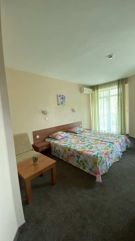 Hotel L&B - Free parking — Hotel rooms in Sunny Beach, Burgas Region